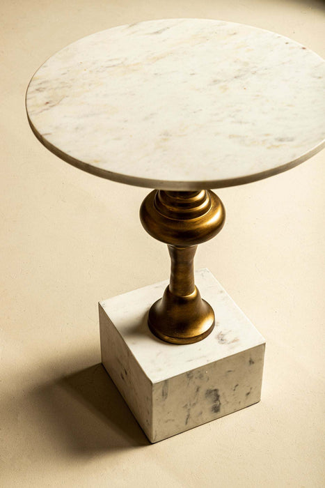 Alano White Marble bijzettafel met aluminium gouden tafelpoot